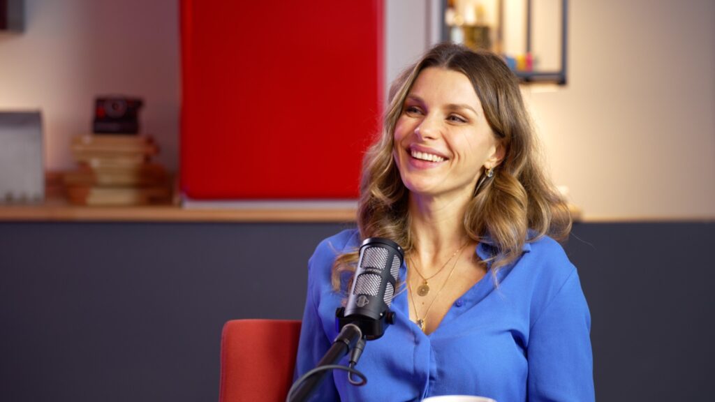 Felicia Cigorescu è una direttrice creativa, autrice e manager di responsabilità sociale. Da anni si occupa di portare in brand e aziende una comunicazione più cosciente.